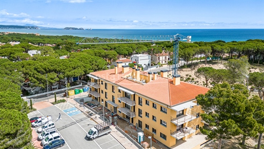 Modern 3-bedroom apartment for sale in Pals, 10 minutes walk from the beach with garage and communit