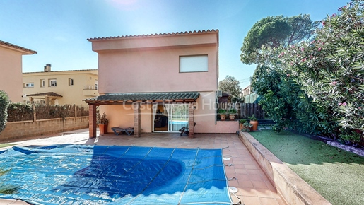 An ideal house in Mont ras: Spacious, with a pool and very close to the beaches of the Costa Brava