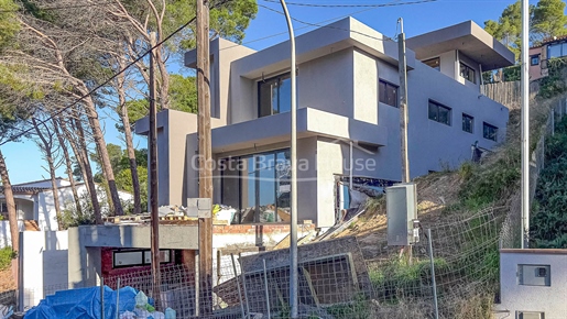 Brand new house a few minutes from the center of Begur and the beaches of the Costa Brava. Luxury an