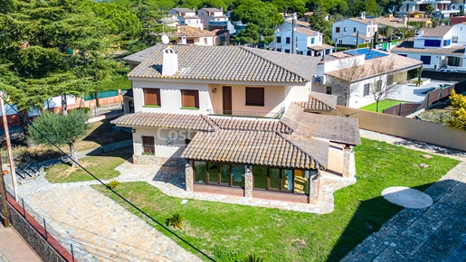 Exclusive villa in Calella de Palafrugell with garden, just a few minutes walk from the beach. Touri
