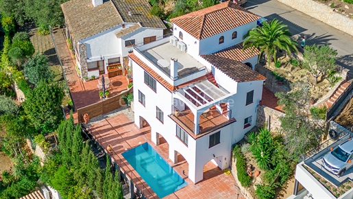 Propriété exclusive à Begur Sa Riera: Design méditerranéen, piscine et charmantes vues panoramiques