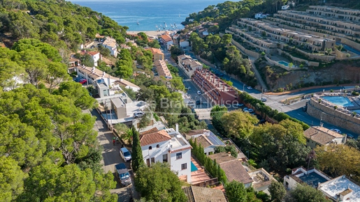 Exclusiva propiedad en Begur Sa Riera: Diseño mediterráneo, piscina y encantadoras vistas panorámica