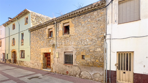 Propiedad en venta en La Bisbal d’Empordà: Casa de pueblo con amplio potencial de reforma
