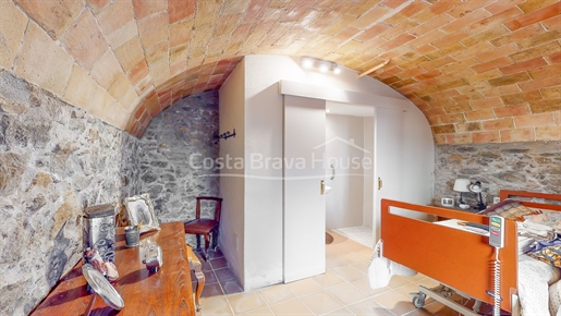 Property for sale in La Bisbal d’Empordà: Townhouse with great renovation potential