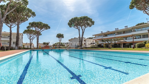 Ground floor apartment in Calella de Palafrugell with terrace and pool. 5 min walk from the beach.
