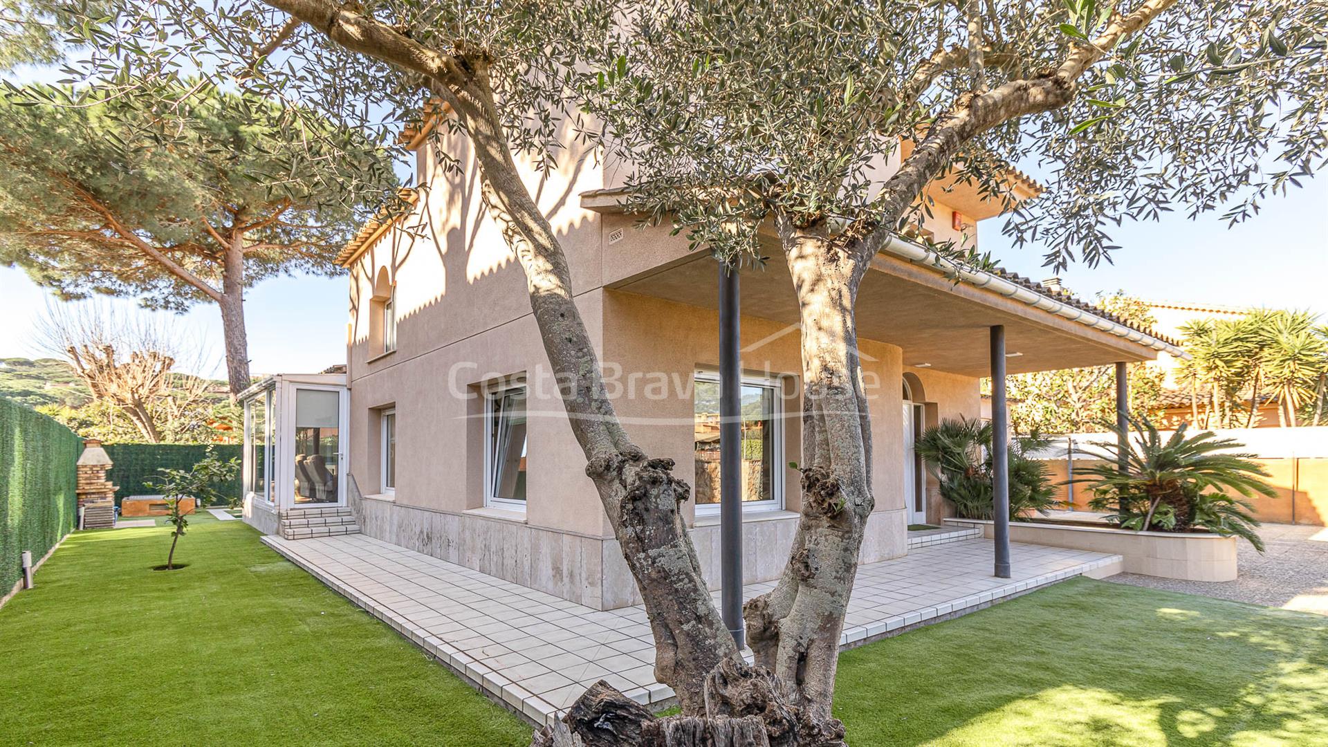 House with pool for sale in Calella de Palafrugell, 700 m from the beach, with a private garden