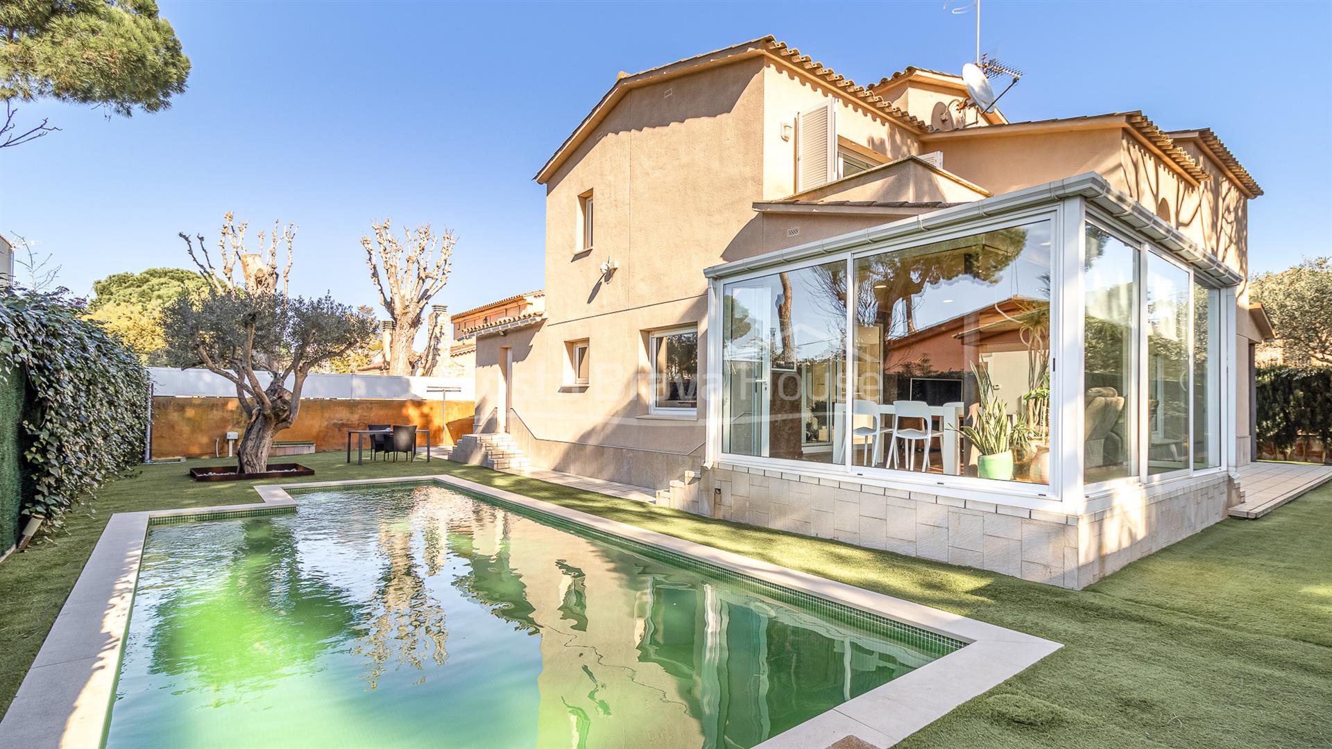 House with pool for sale in Calella de Palafrugell, 700 m from the beach, with a private garden
