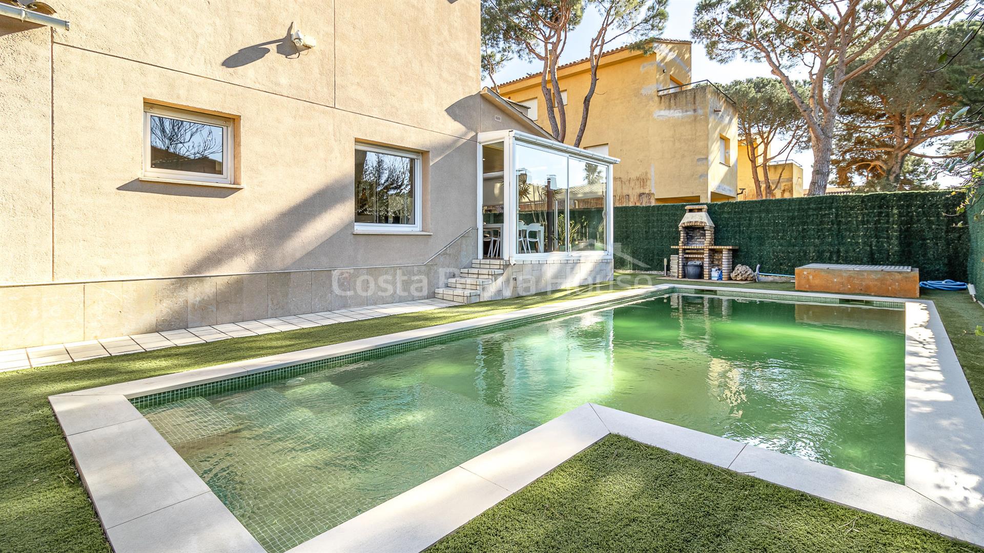 House with pool for sale in Calella de Palafrugell, 700 m from the beach, with a private garden