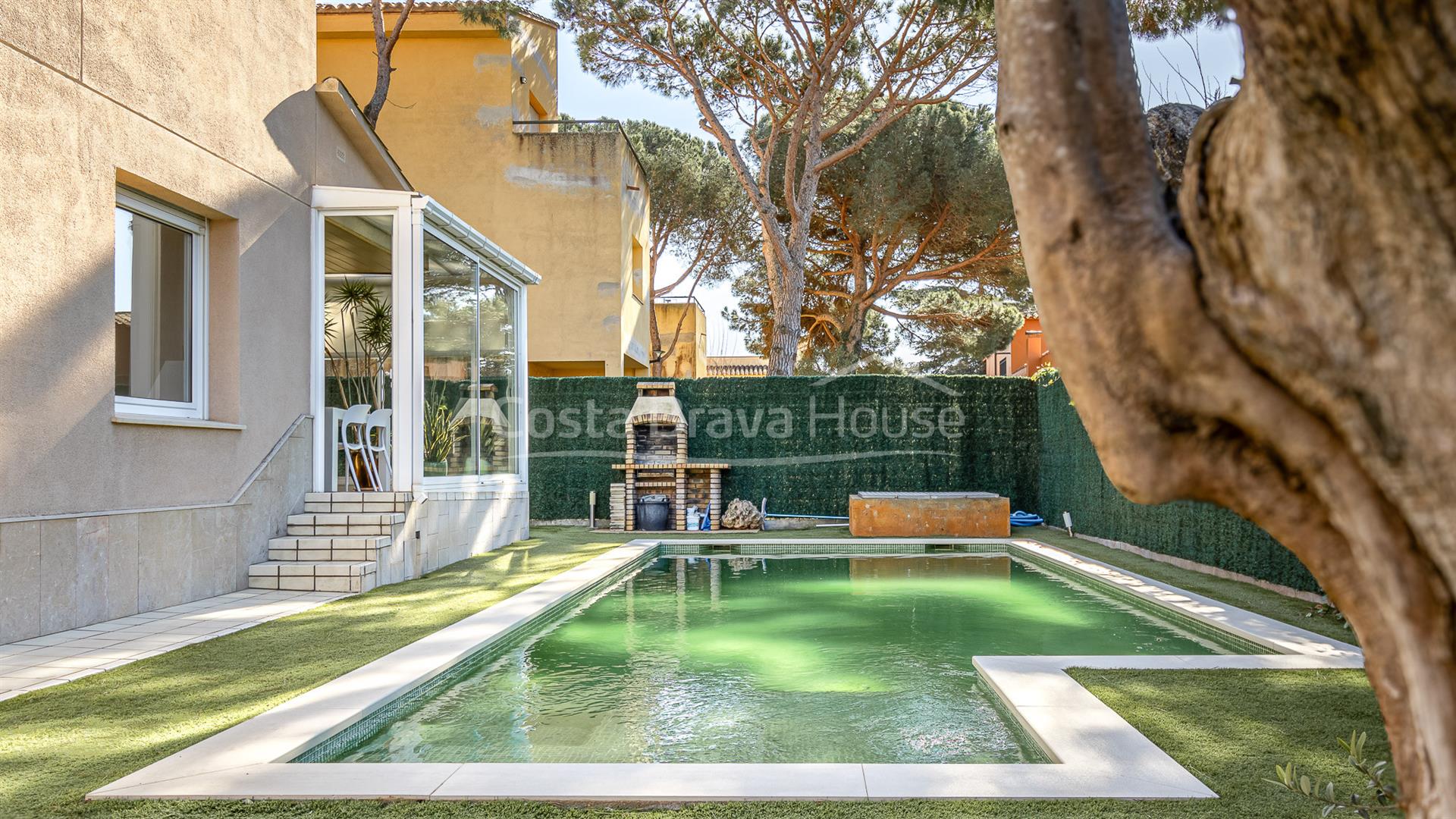 House with pool for sale in Calella de Palafrugell, 700 m from the beach, with a private garden