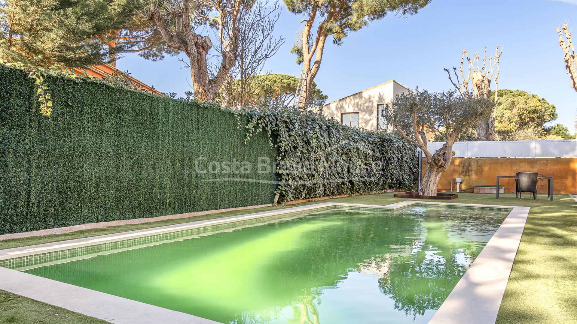 House with pool for sale in Calella de Palafrugell, 700 m from the beach, with a private garden