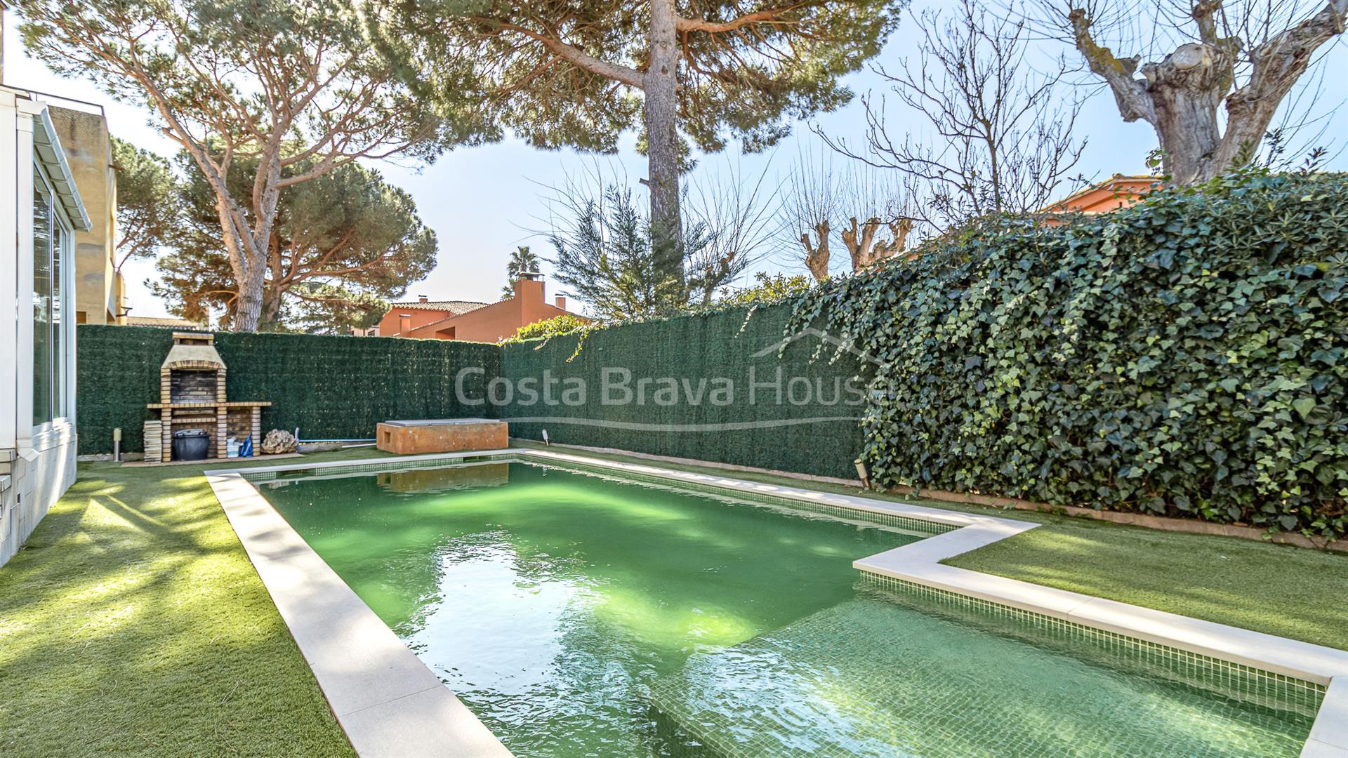 House with pool for sale in Calella de Palafrugell, 700 m from the beach, with a private garden