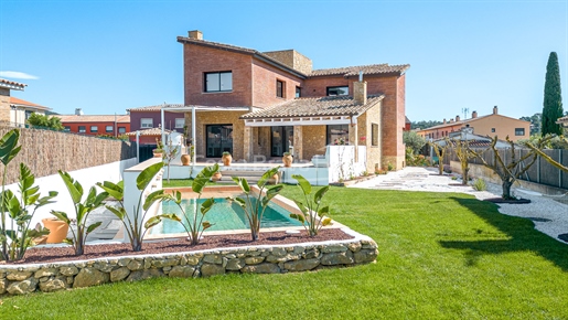 Chalet de luxe neuf à Vall llobrega avec jardin et piscine privée. Meublé et équipé.