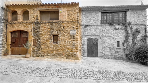 Historic house in the heart of Peratallada to renovate, with the possibility of setting up a shop.