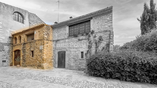 Historic house in the heart of Peratallada to renovate, with the possibility of setting up a shop.