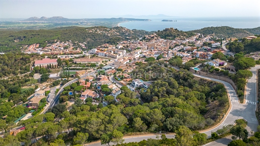 Terreno edificable de 607 m² con vistas el mar, en zona prestigiosa de Begur, Costa Brava.