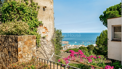Casa mediterránea con jardín y piscina en venta en Llafranc, a unos pocos minutos a pie de la playa
