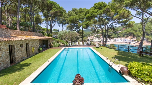 Luxusvilla direkt am Meer in Tamariu, mit unglaublichem Meerblick und Garten mit Pool