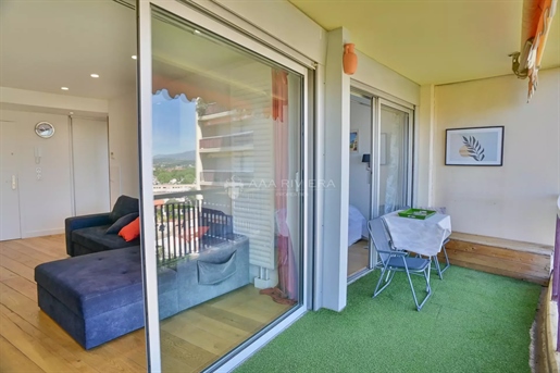 Mandelieu - Cannes Marina - Superb 2 room apartment refurbished with sea view, swimming pool, careta