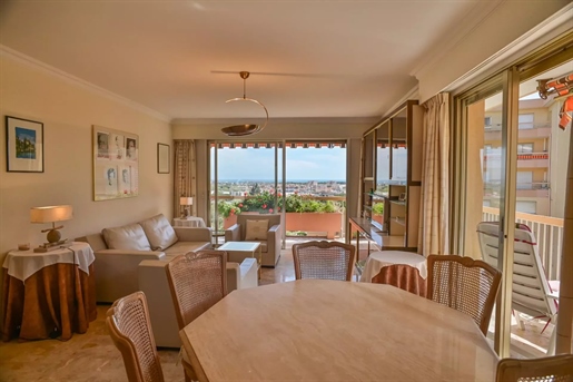Joint Sole Agent / Mandelieu - Near Town Center - Large 3 room apartment to renovate with sea view,