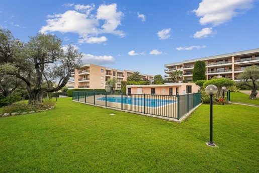 Sole agent - Juan les Pins - Large 3 room apartment with open views toward the sea, 2 terraces, 2 ga