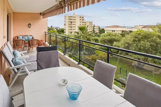 Sole agent - Juan les Pins - Large 3 room apartment with open views toward the sea, 2 terraces, 2 ga