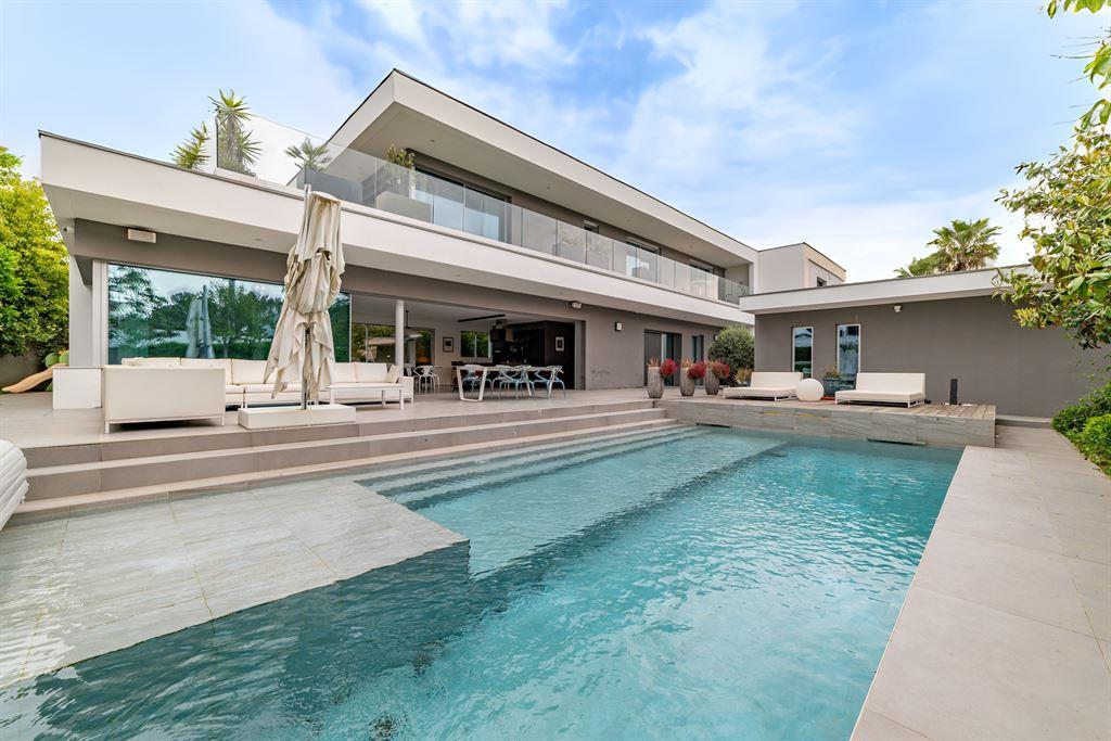 Contemporary villa of distinction in La Grande Motte Design and tranquility