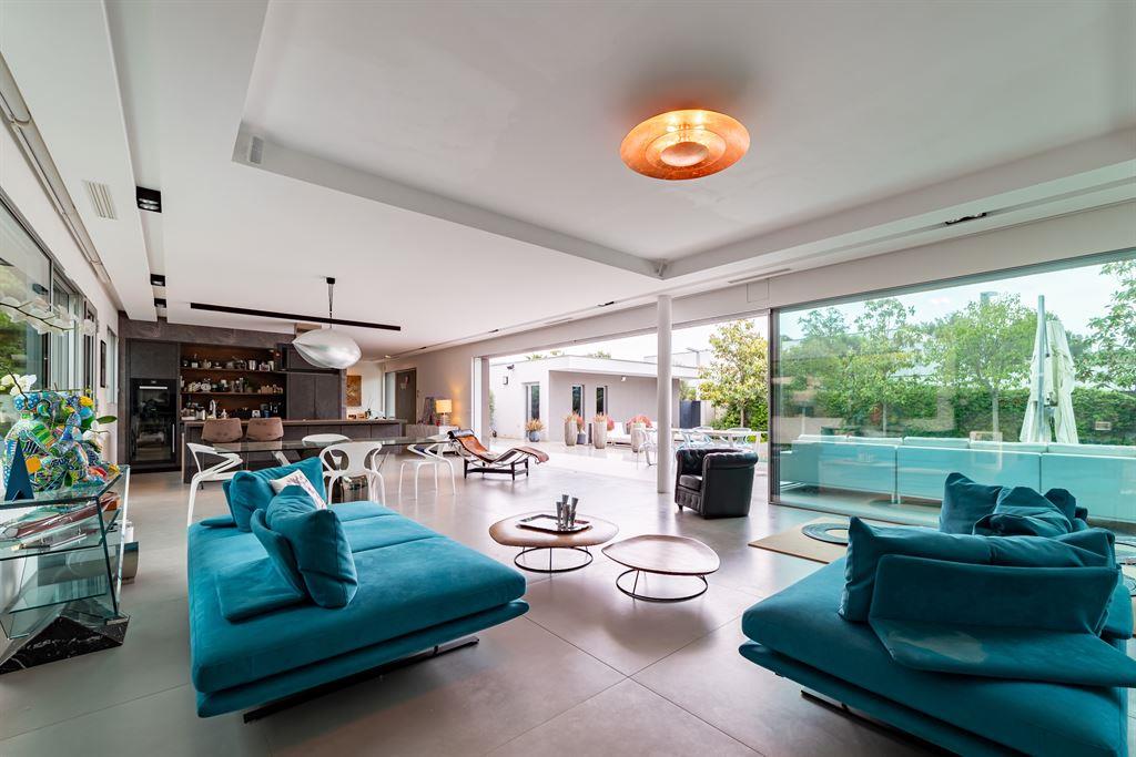 Contemporary villa of distinction in La Grande Motte Design and tranquility