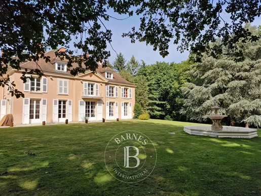 Rambouillet, 1000m2 of living space on 22 hectares of forest.