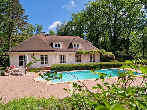 Near Rambouillet, Chevreuse Valley, 307m2 living space on 3 hectares with swimming pool and tennis