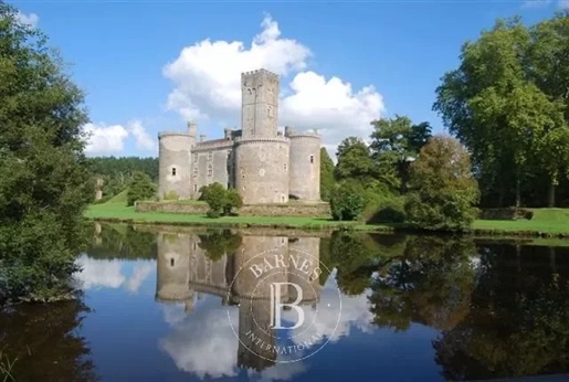 Średniowieczny zamek Mh z XII wieku na posiadłości myśliwskiej o powierzchni 170 ha w Périgord