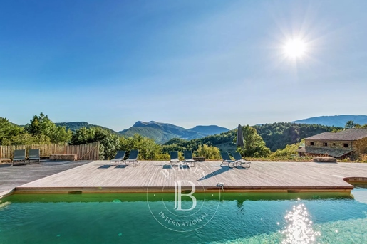 Barnes - Drôme Provençale - Exceptional estate of 214 hectares with 600m2 of buildings in the massi