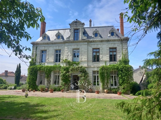Esclusività - Nord Vienne - Autentica casa di paese del XIX secolo - Terreno di 4000 m² con annessi