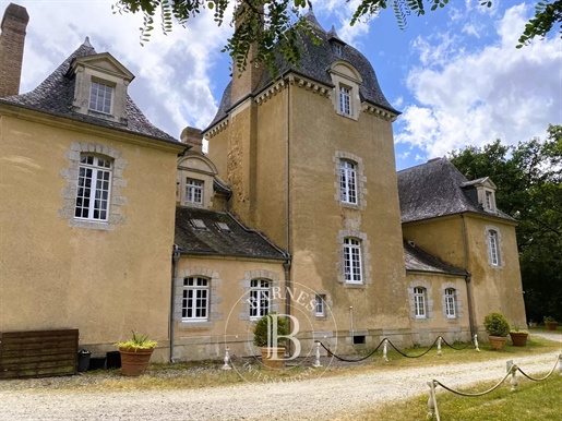 Aux portes de Rennes - Château du XVIIIème classé Ismh - 650 m² habitable - 6,5 ha de terrain