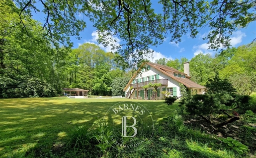 Near Rambouillet, residential and equestrian property on 63700 m2 of woodland