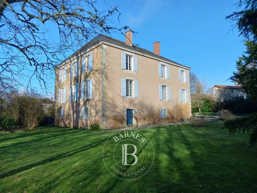 30 min South of Poitiers - Eighteenth century residence - Park of more than 2 ha on the banks of th