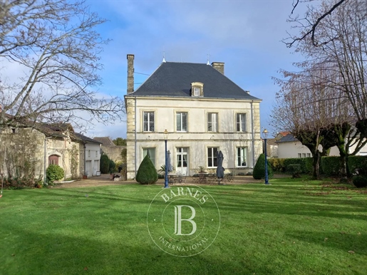Near Châtellerault (TGV station) - Nineteenth century mansion and outbuildings - Large garden with 