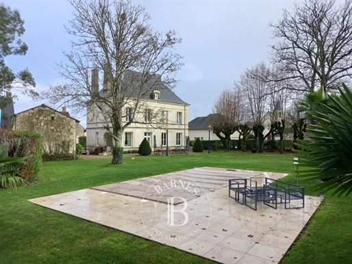Near Châtellerault (TGV station) - Nineteenth century mansion and outbuildings - Large garden with 