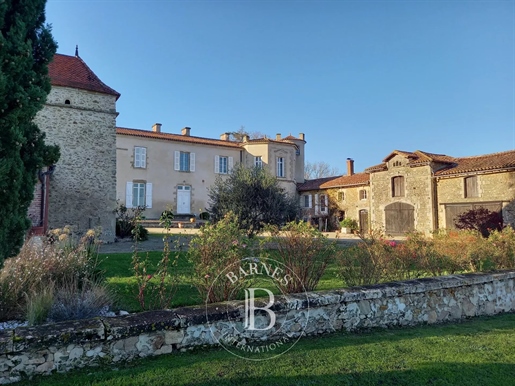 Vendee - 18th century Logis on the edge of a lake - 2.5 hectares of parklands