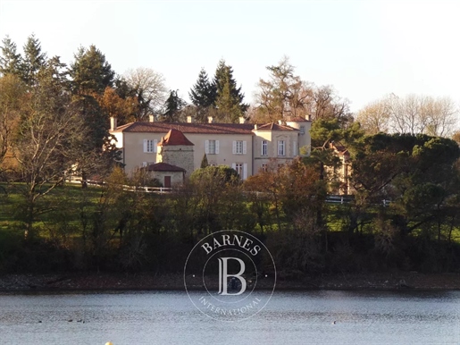 Vendee - 18th century Logis on the edge of a lake - 2.5 hectares of parklands