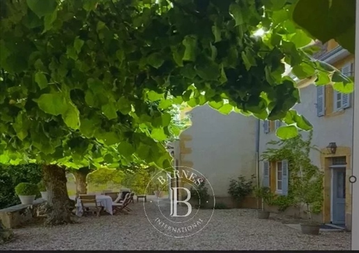 Brionnais - 17th century property - 280m² - 6 bedrooms- Swimming pool