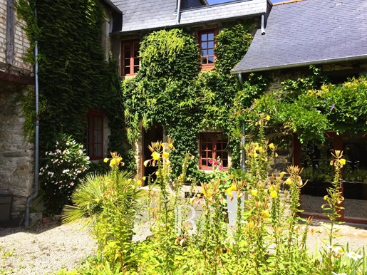 30 minutes from Rennes - Seventeenth century manor house of 300 m² with outbuildings - Land of 1,000