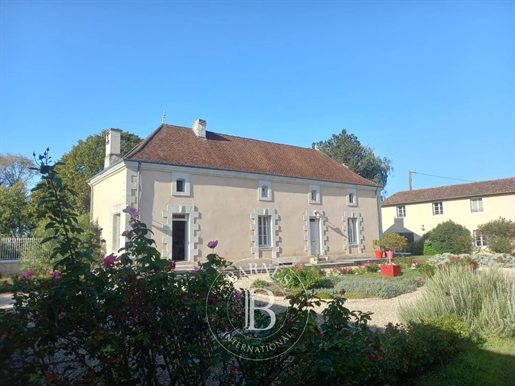Near Lencloître - Mansion and its two gîtes - Land of 5 hectares