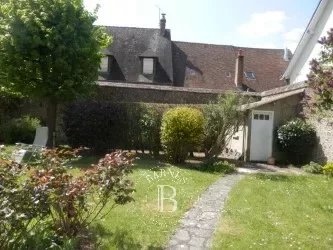 Normandy. L'aigle town center mansion of about 230 m² on 847 m² of garden