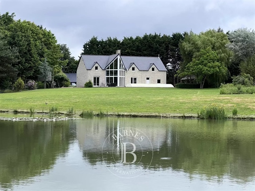 Exceptional property with a pool and two ponds + a wood and a 20ha (49 acre) park in Bourguenolles.