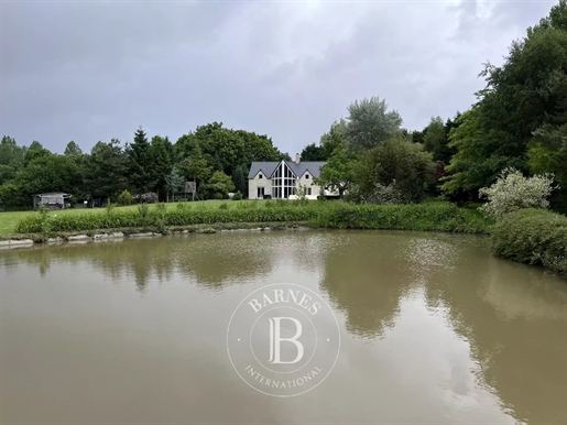 Exceptional property with a pool and two ponds + a wood and a 20ha (49 acre) park in Bourguenolles.