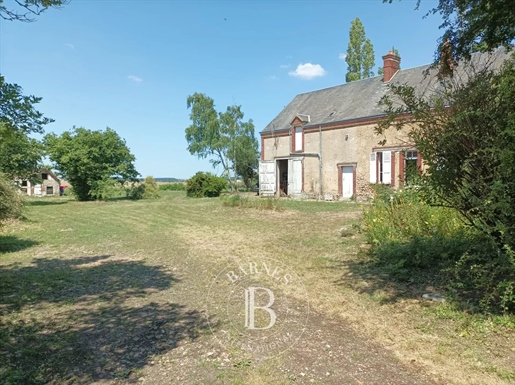 Normandy - A few km from the Perche - Old farmhouse and its outbuildings to renovate