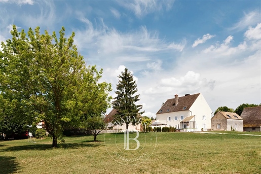 Near Beaune - Maison de maître with outbuildings and swimming pool - near river