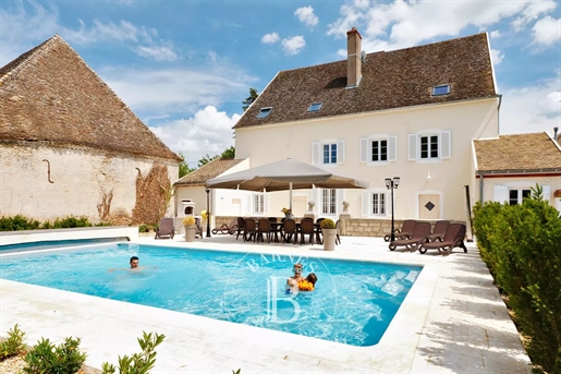 Near Beaune - Maison de maître with outbuildings and swimming pool - near river