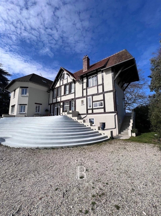 1 hour from Paris, Nonancourt, imposing mansion of about 400m² renovated + swimming pool on 9000m²