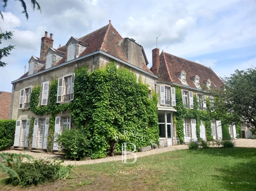 Creuse - Manoir XVe, XVIe et XVIIe - Jardin clos de murs de 1763 m²
